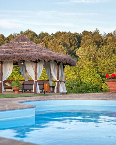 Villa Sant' Angelo: Schwimmbad, Eigentum, Gebäude, Haus, Resort, Freizeit, Grundeigentum, Urlaub, Wasser, Baum