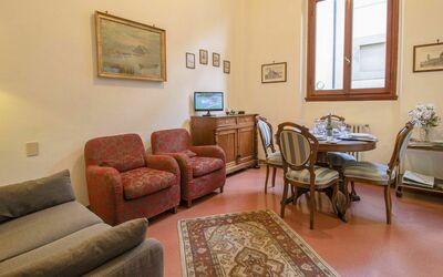 Florence 375: Zimmer, Möbel, Eigentum, Wohnzimmer, Interior Design, Gebäude, Grundeigentum, Haus, Fussboden, Tabelle