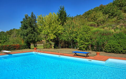 Gellino: Schwimmbad, Eigentum, Natürliche Landschaft, Freizeit, Estate, Haus, Grundeigentum, Villa, Baum, Urlaub
