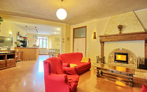 Villa Lorenzo: Zimmer, Wohnzimmer, Eigentum, Möbel, Interior Design, Gebäude, Fussboden, Gelb, Grundeigentum, Haus