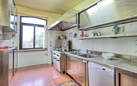 Villa Lorenzo: Eigentum, Zimmer, Küche, Gebäude, Countertop, Möbel, Cabinetry, Grundeigentum, Haus, Interior Design