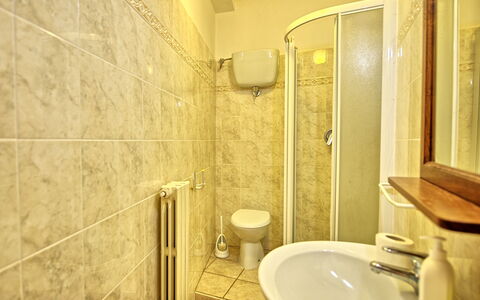 Villa Lorenzo: Badezimmer, Eigentum, Zimmer, Fliese, Interior Design, Wand, Gelb, Die Architektur, Fussboden, Haus
