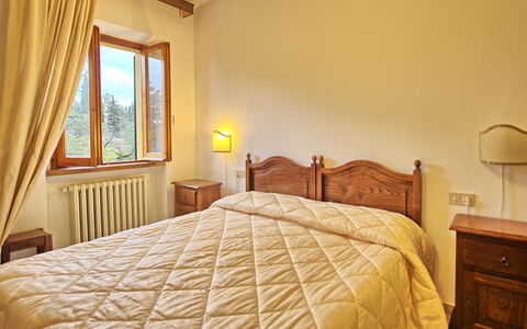 Villa Lorenzo: Schlafzimmer, Bett, Zimmer, Möbel, Bettdecke, Eigentum, Bettrahmen, Bedding, Bettwäsche, Fussboden