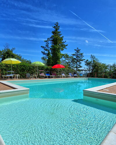 Villa Lorenzo: Schwimmbad, Eigentum, Grundeigentum, Haus, Estate, Urlaub, Freizeit, Zuhause, Gras, Gebäude