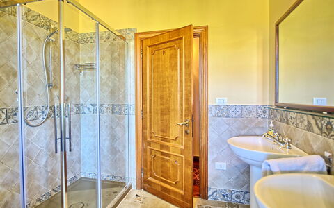Casale Ambra: Eigentum, Zimmer, Badezimmer, Gelb, Interior Design, Grundeigentum, Gebäude, Estate, Tür, Haus