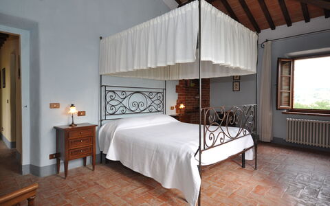 Villa Gaeta: Schlafzimmer, Möbel, Bett, Zimmer, Eigentum, Bettdecke, Bettrahmen, Interior Design, Suite, Gebäude