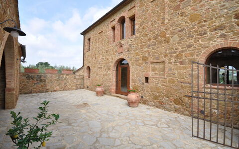 Villa Gaeta: Eigentum, Gebäude, Wand, Haus, Hof, Grundeigentum, Zimmer, Die Architektur, Urlaub, Estate