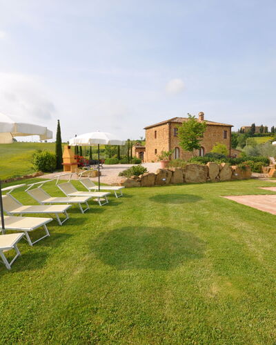 Villa Gaeta: Eigentum, Gras, Schwimmbad, Rasen, Grundeigentum, Grundstueck, Haus, Estate, Gebäude, Wohngebiet