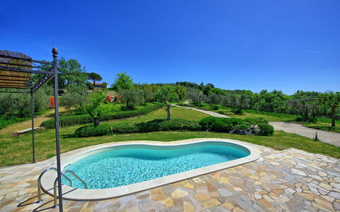 Villa Roberto: Schwimmbad, Eigentum, Grundeigentum, Natürliche Landschaft, Estate, Haus, Wasser, Zuhause, Freizeit, Gebäude