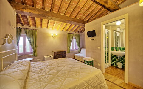 Villa Marginone: Schlafzimmer, Zimmer, Eigentum, Möbel, Decke, Bett, Gebäude, Interior Design, Bettdecke, Suite