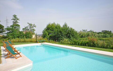Villa Marginone: Schwimmbad, Eigentum, Grundeigentum, Freizeit, Haus, Gebäude, Villa, Gras, Resort, Zuhause