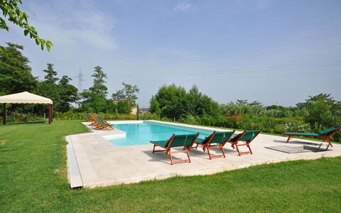 Villa Marginone: Schwimmbad, Eigentum, Grundeigentum, Haus, Freizeit, Urlaub, Resort, Grundstueck, Gebäude, Sonnenliege