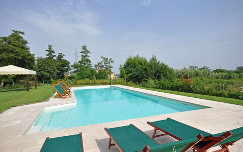 Villa Marginone: Schwimmbad, Eigentum, Haus, Grundeigentum, Resort, Freizeit, Estate, Gebäude, Villa, Urlaub