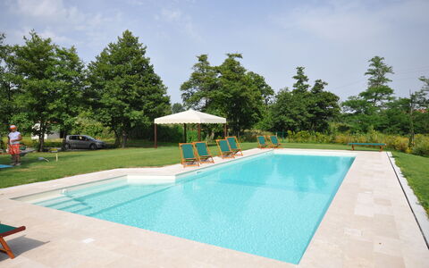 Villa Marginone: Schwimmbad, Eigentum, Freizeit, Grundeigentum, Urlaub, Haus, Gebäude, Resort, Gras, Die Architektur