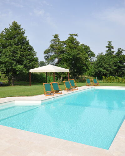 Villa Marginone: Schwimmbad, Eigentum, Freizeit, Grundeigentum, Urlaub, Haus, Gebäude, Resort, Gras, Die Architektur