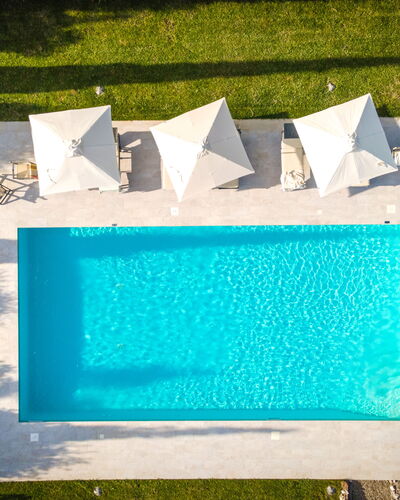 Villa Cassia: Grün, Blau, Türkis, Rechteck, Gras, Majorelle Blue, Textil, Pflanze, Schwimmbad, Kunst