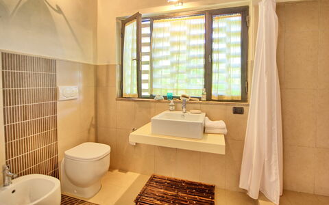 Villa Diletta: Badezimmer, Zimmer, Eigentum, Interior Design, Armatur, Gebäude, Fliese, Fussboden, Die Architektur, Daylighting