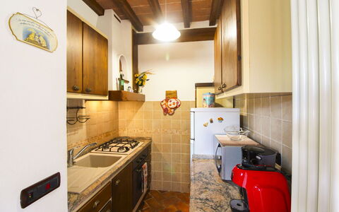 La Casetta nel Bosco: Küche, Countertop, Interior Design, Major Appliance, Küchengerät, Holz, Flooring, Decke, Fussboden, Möbel