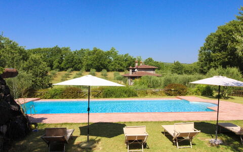 La Casetta nel Bosco: Schwimmbad, Resort, Gartenmöbel, Eco Hotel, Estate, Sonnenliege, Hazienda, Freizeit, Schatten, Garten