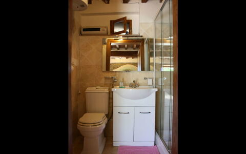 La Casina del Bosco: Badezimmer, Zimmer, Eigentum, Badezimmerschrank, Armatur, Haus, Die Architektur, Sinken, Toilette, Interior Design