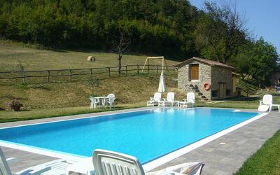 Marradi: Schwimmbad, Eigentum, Freizeit, Haus, Gras, Villa, Grundeigentum, Hinterhof, Gebäude, Urlaub