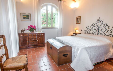 Olindia: Schlafzimmer, Zimmer, Möbel, Eigentum, Bett, Bettrahmen, Bettdecke, Interior Design, Gebäude, Fussboden