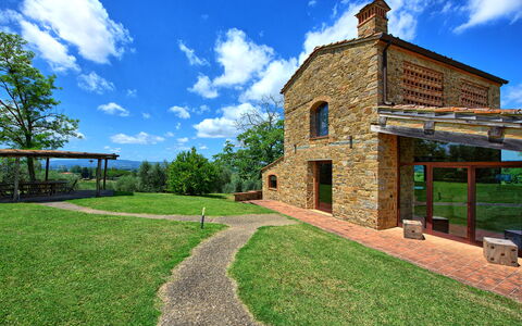 Villa Ferdinando: Wolke, Himmel, Eigentum, Pflanze, Natürliche Landschaft, Baum, Grundstueck, Gras, Landschaft, Wohngebiet