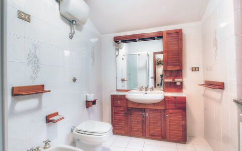 Olivo Secolare: Spiegel, Armatur, Badezimmerschrank, Eigentum, Bad Sink, Sinken, Fotografieren, Zapfhahn, Badezimmer, Lila