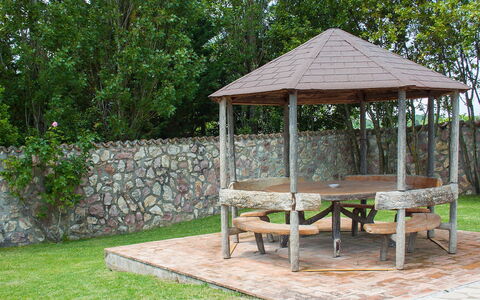 Olivo Secolare: Pavillon, Gazebo, Botanik, Baum, Gebäude, Gras, Outdoor Struktur, Freizeit, Möbel, Zimmer