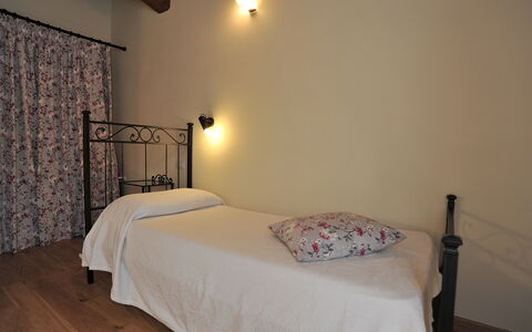 Casa Fabrizio: Möbel, Eigentum, Komfort, Holz, Interior Design, Bettrahmen, Fussboden, Bett, Wand, Flooring