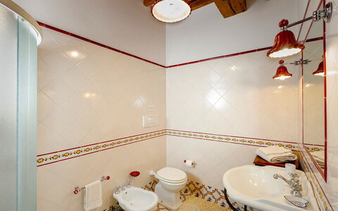 Villa Scianellone: Armatur, Bad Sink, Badezimmer, Sinken, Toilette, Interior Design, Beleuchtung, Zapfhahn, Toilleten Sitz, Spiegel