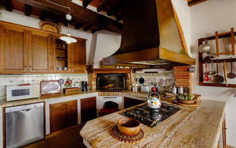 Villa Scianellone: Countertop, Cabinetry, Eigentum, Möbel, Küche, Küchengerät, Herd, Holz, Beleuchtung, Interior Design
