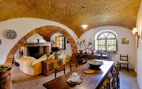 Villa Scianellone: Tabelle, Eigentum, Möbel, Couch, Holz, Interior Design, Stuhl, Pflanze, Wohnzimmer, Decke