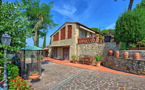 Poggiluglio: Eigentum, Zuhause, Gebäude, Grundeigentum, Haus, Estate, Wohngebiet, Cobblestone, Landscaping, Baum