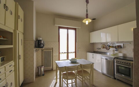 Villa Quattro Mori: Flooring, Holz, Interior Design, Möbel, Küche, Fussboden, Cabinetry, Countertop, Decke, Schrank