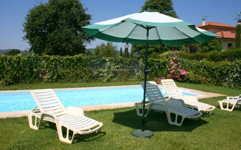 Casa Clementina: Wasser, Pflanze, Möbel, Himmel, Grün, Regenschirm, Schatten, Baum, Sonnenliege, Gartenmöbel