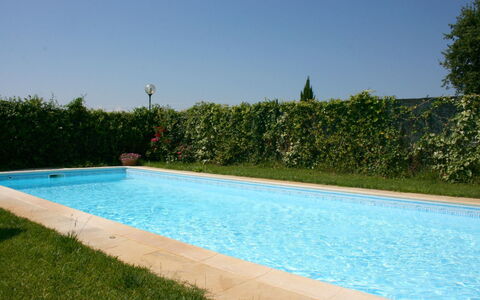 Casa Clementina: Wasser, Pflanze, Himmel, Schwimmbad, Rechteck, Grundstueck, Schatten, Gras, Baum, Freizeit