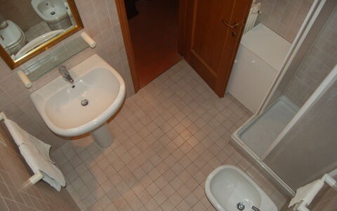 Appartamento Beatrice: Toilette, Fliese, Eigentum, Fussboden, Badezimmer, Zimmer, Hartholz, Toilleten Sitz, Armatur, Bidet