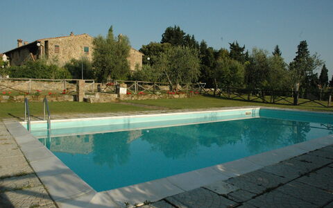 Appartamento Beatrice: Schwimmbad, Eigentum, Wasser, Freizeit, Haus, Urlaub, Grundeigentum, Baum, Gebäude, Villa