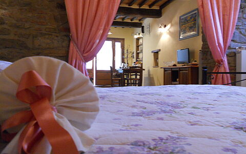Casa Stefy: Vorhang, Zimmer, Rosa, Bett, Interior Design, Textil, Lila, Fensterbehandlung, Bettdecke, Möbel