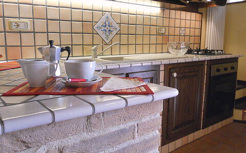 Casa Stefy: Countertop, Küche, Zimmer, Fliese, Eigentum, Möbel, Cabinetry, Fussboden, Interior Design, Flooring