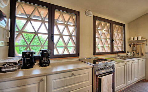 Casa Ovile: Countertop, Cabinetry, Eigentum, Fenster, Küchengerät, Gebäude, Küche, Holz, Herd, Schublade
