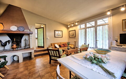 Casa Ovile: Tabelle, Möbel, Couch, Bilderrahmen, Fenster, Holz, Interior Design, Beleuchtung, Wohnzimmer, Zimmerpflanze