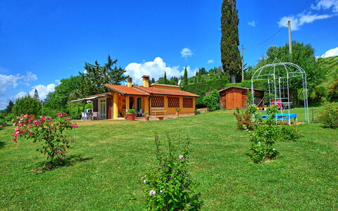Casa Ovile: Wolke, Himmel, Pflanze, Eigentum, Gebäude, Grün, Natürliche Landschaft, Baum, Grundstueck, Haus