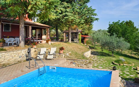 Agriturismo la Casetta di Chiara: Wasser, Pflanze, Gebäude, Eigentum, Himmel, Schwimmbad, Fenster, Azurblau, Stuhl, Baum