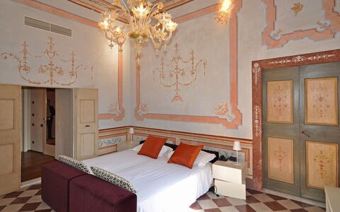 Villa Gubbio: Zimmer, Schlafzimmer, Eigentum, Möbel, Interior Design, Decke, Gebäude, Wand, Bett, Bettdecke