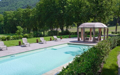 Villa Gubbio: Schwimmbad, Eigentum, Gebäude, Grundeigentum, Estate, Haus, Freizeit, Villa, Gras, Resort
