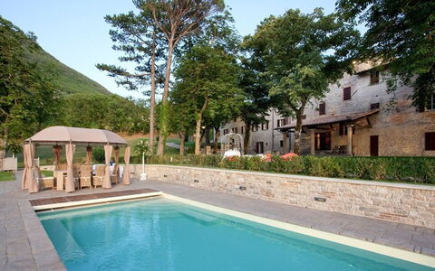 Villa Gubbio: Schwimmbad, Eigentum, Haus, Gebäude, Estate, Grundeigentum, Zuhause, Villa, Resort, Freizeit