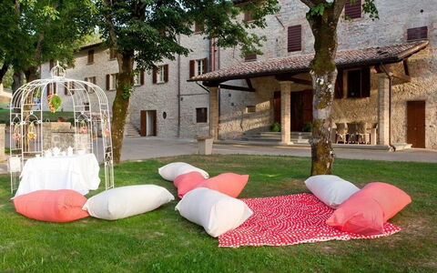 Villa Gubbio: Eigentum, Gras, Haus, Zimmer, Hinterhof, Freizeit, Gebäude, Urlaub, Grundeigentum, Baum