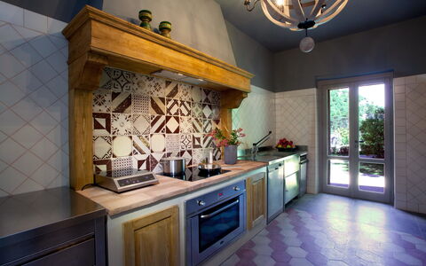 Villa Gubbio: Countertop, Eigentum, Zimmer, Fliese, Küche, Gebäude, Interior Design, Cabinetry, Möbel, Fussboden